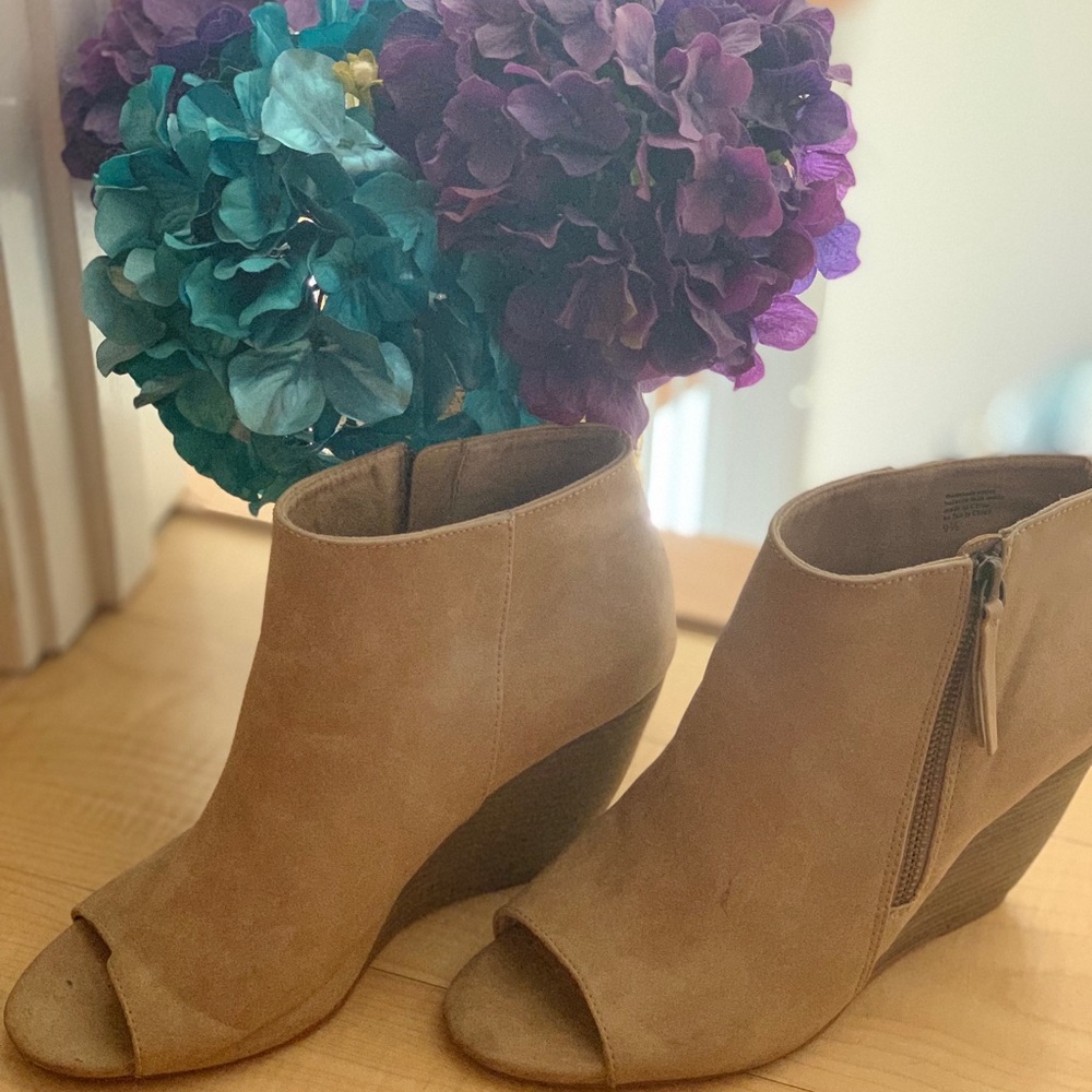 Neutral open toe wedge